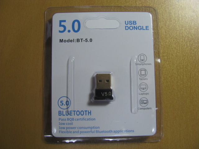 購入したBluetooth USBアダプター。パッケージに入った状態のまま写している。
